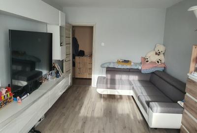 Apartament cu 3 camere decomandat în Florilor