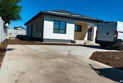 Casă cu 4 camere cu Teren 660 Mp în Vărăști - 1