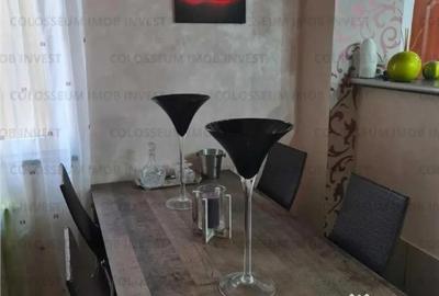 Apartament cu 4 camere decomandat în Tractorul - 1