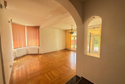 Casă cu 5 camere cu Canalizare în Aradului