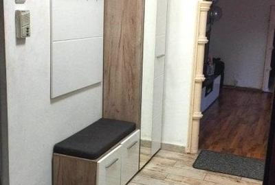 Apartament cu 3 camere semidecomandat, mobilat în Podu Roș