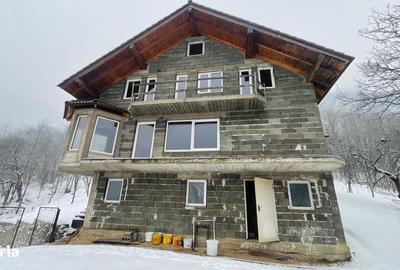 Casă cu 7 camere cu Teren 700 Mp în Central