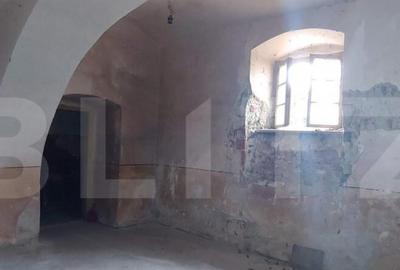 Casă cu 12 camere cu Teren 31300 Mp în Central