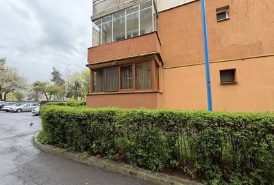 Apartament cu 3 camere decomandat în Tractorul