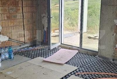 Casa la rosu, 4 camere, terasa mare cu vedere foarte frumoasa, zona Visan - 4