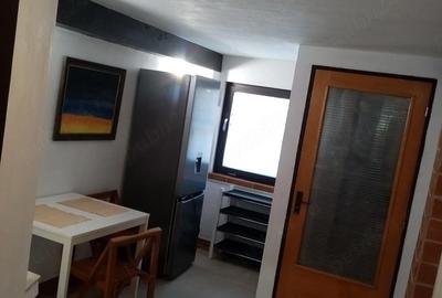 Apartament cu 3 camere semidecomandat în Central - 1