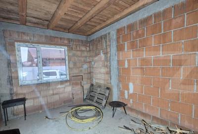 Casă cu 4 camere cu Teren 400 Mp în Vetiș