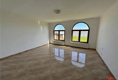 Casă cu Canalizare în Hângulești - 2