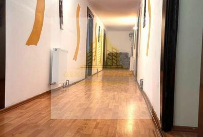 Casă cu 8 camere cu Canalizare în Central