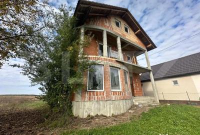 Casă cu 3 camere cu Teren 4075 Mp în Central - 2