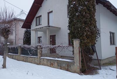 Casă individuală cu 5 camere cu Teren 225 Mp în Central - 1