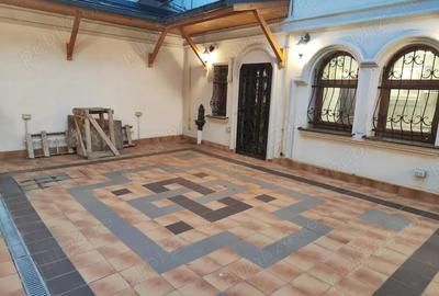 Casă cu 6 camere cu Teren 230 Mp în Titulescu - 10