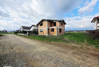 Casă cu 5 camere cu Teren 450 Mp în Păulești - 1