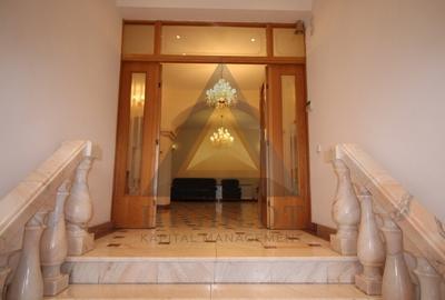 Casă individuală cu 8 camere cu Canalizare în Central - 8