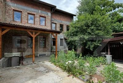 Casă cu 7 camere cu Teren 80 Mp în Central