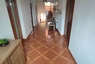 Casă cu 4 camere cu Teren 1032 Mp în Central - 2