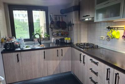 Apartament cu 3 camere semidecomandat, mobilat în Alexandru Obregia