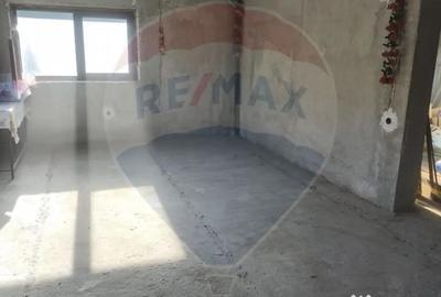 Casă cu 5 camere cu Teren 200 Mp în Poiana - 4