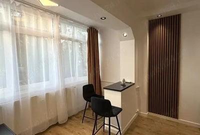 Garsonieră decomandată în Titan