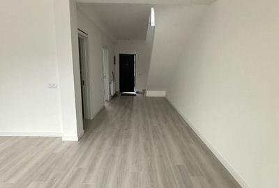 Casă cu 3 camere cu Canalizare în Central