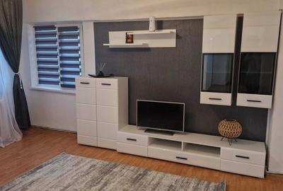 Apartament cu 4 camere decomandat în Rovine