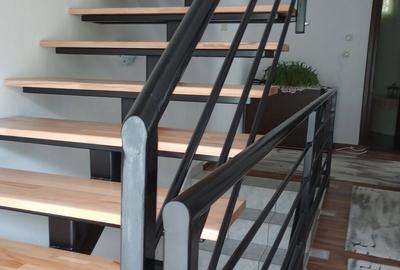 Casă cu 4 camere cu Teren 440 Mp în Central - 1