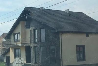 Casă cu 4 camere cu Teren 1500 Mp în Central - 1