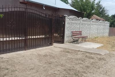 Casă cu 3 camere cu Teren 1700 Mp în Central - 1