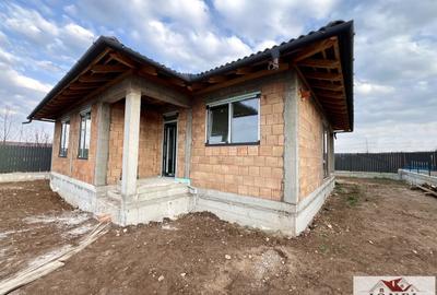 Casă individuală cu 4 camere cu Canalizare în Est - 2