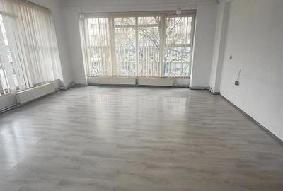 Spațiu comercial, de 25 mp, în Central - 8