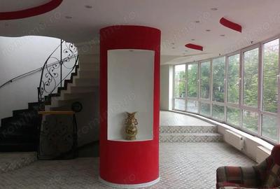 Casă cu 8 camere în Central - 1