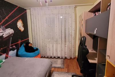 Apartament cu 3 camere semidecomandat în Dristor
