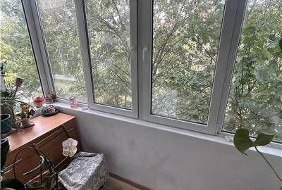 Apartament cu 3 camere decomandat în Lipovei