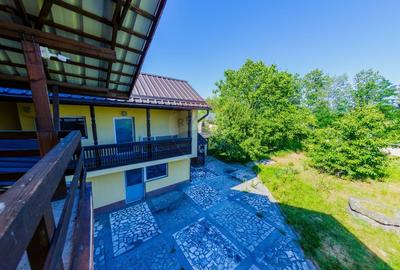 Casa cu 7 camere de vanzare la drumul principal cu 2 intrari - 1