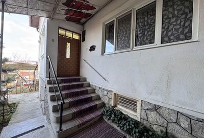 Casă cu 4 camere în Central - 2