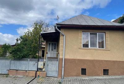 Casă cu 3 camere cu Teren 900 Mp în Central - 1