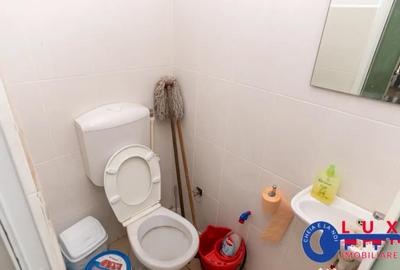 Spațiu comercial, de 60 mp, în Central - 8