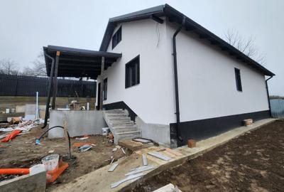 Casă cu 3 camere cu Canalizare în Mărgineni - 2