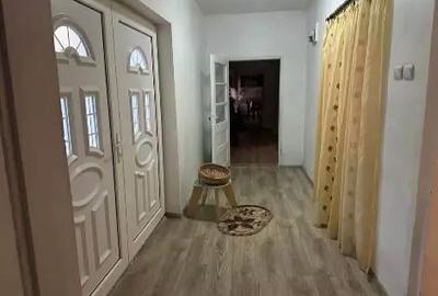 Casă cu 4 camere în Central - 1