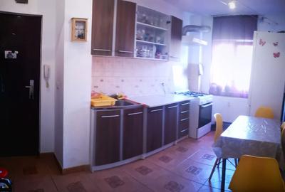 Apartament cu 2 camere semidecomandat în Girocului