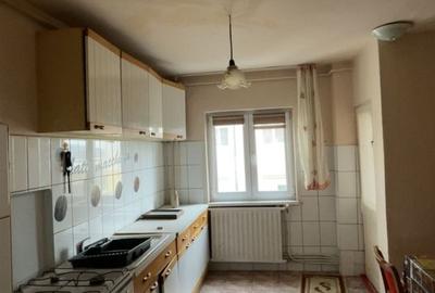 Apartament cu 3 camere decomandat, mobilat în Exterior Est