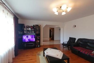 Proprietate alcatuita din imobil si teren generos,Comarnic - 2