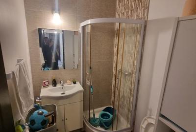 Apartament cu 4 camere, mobilat în CET - 17
