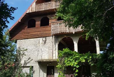 Casă cu 9 camere cu Teren 1500 Mp în Central - 2