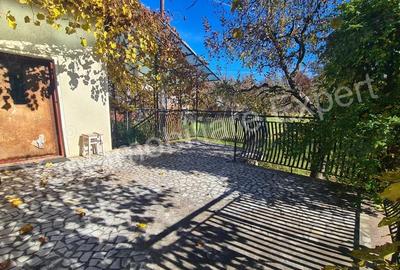 Casă cu 4 camere cu Teren 2714 Mp în Central - 1