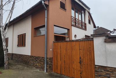 Casă individuală cu 5 camere cu Canalizare în Central - 1