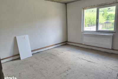 Casă cu 5 camere cu Teren 1100 Mp în Ernei - 8