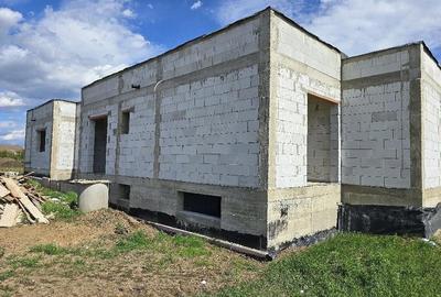 Casă cu 2 camere cu Teren 547 Mp în Cetate - 2