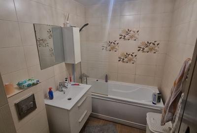 Apartament cu 4 camere decomandat, mobilat în CET - 5