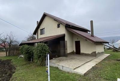 Casă cu 4 camere cu Teren 100 Mp în Poienari - 1